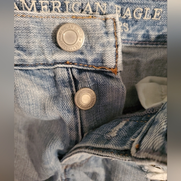 Women's American Eagle Light Wash Distressed Denim Shorts - Picture 5 of 8